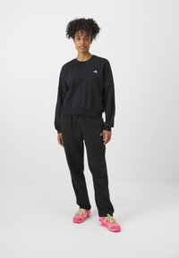 adidas Sportswear ESSENTIALS SMALL LOGO FEEL COZY  - Sportinis megztinis - black/white