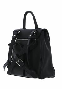 Zaino in pelle nera con superficie strutturata, maniglia superiore, spallacci regolabili e chiusura con zip. Presenta dettagli in metallo argentato.