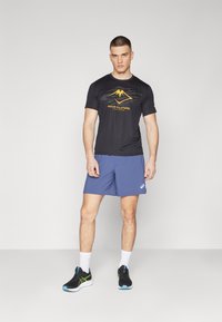 ASICS FUJITRAIL LOGO TOP - Camiseta estampada - performance black/oatmeal/mantle green