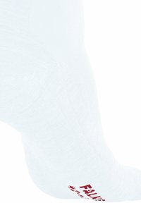 Chaussette blanche en tissu lisse avec une texture de côtes visible ; présente un texte imprimé rouge près de la cheville.