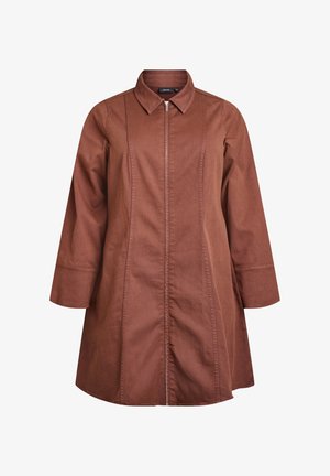 Brūns denima mētelis ar apkakles izgriezumu, priekšējo rāvējslēdzēju un garām piedurknēm. Iezīmē vertikālas šuvi detaļas un brīvu piegriezumu.