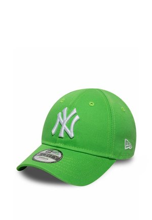 Felgroene peuter baseballpet met wit geborduurd NY-logo en een gebogen klep naar links gericht op een witte achtergrond.