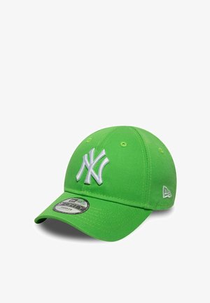 Felgroene peuter baseballpet met wit geborduurd NY-logo en een gebogen klep naar links gericht op een witte achtergrond.