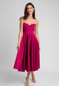Sukienka bez ramiączek w kolorze fuksjowym z dopasowanym korpusem ze szczegółami w kształcie falbany, zwiewnym midi spódnicą i gładką fakturą.