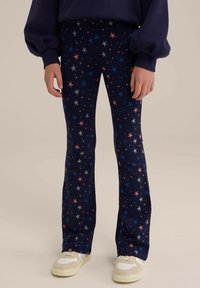 Temno modri flare hlače z zvezdnatim vzorcem v rdeči, modri in srebrni barvi. Mehka tkanina z raztegljivim pasom, v kombinaciji z lahkimi supergami.
