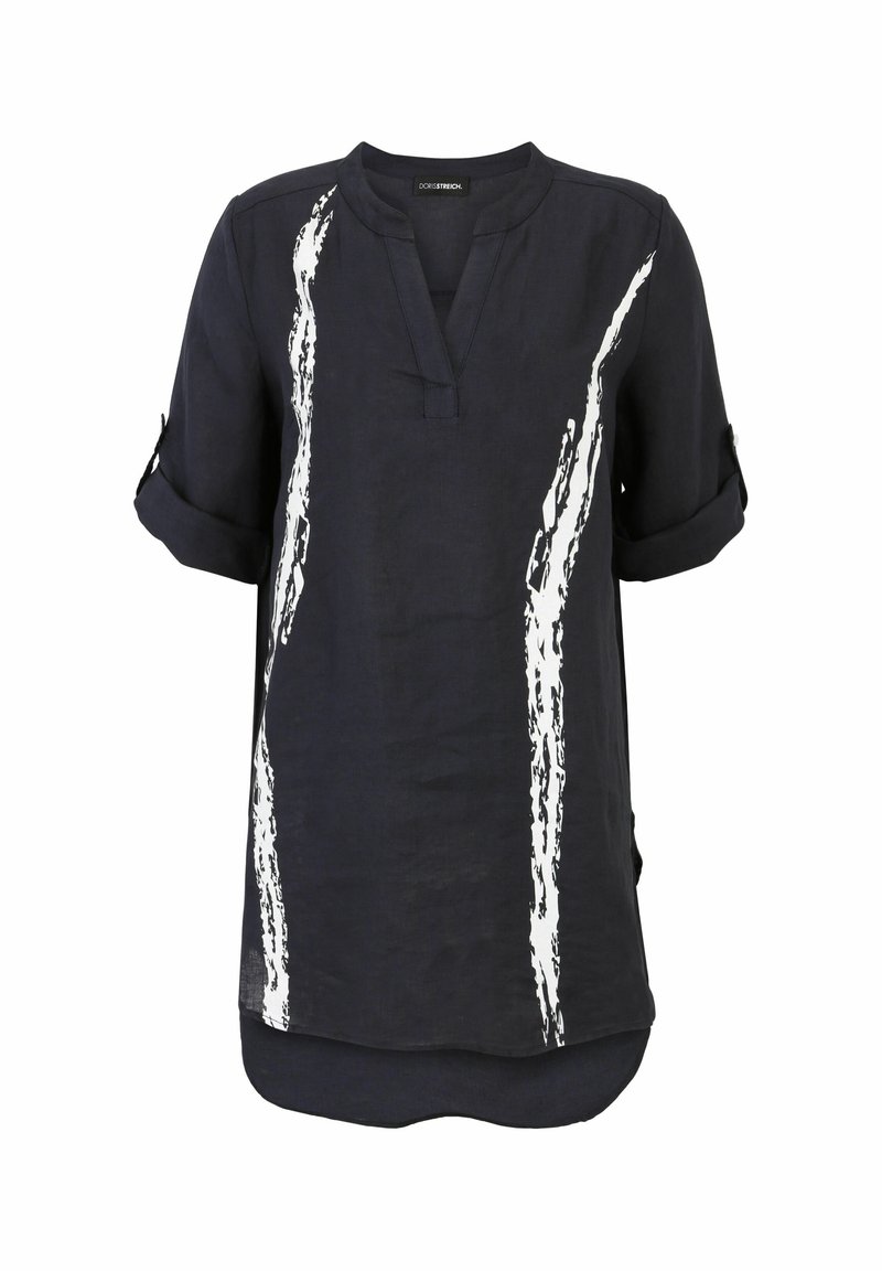 Marineblauwe linnen blouse met witte penseelstrepenprint, V-hals, korte mouwen opgerold en een gebogen zoom.