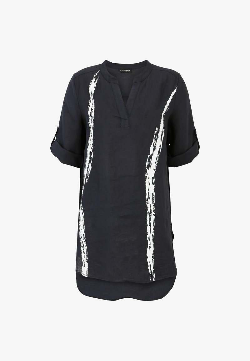 Marineblaue Leinenbluse mit weißem Pinselstrichdruck, V-Ausschnitt, kurzärmlig mit aufgerollten Ärmeln und abgerundetem Saum.