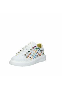 Weißes Leder-Sneaker mit buntem Kreuzstichmuster und dekorativen Metallnieten an der Seite. Abgerundete Zehenpartie und weiße Gummisohle.