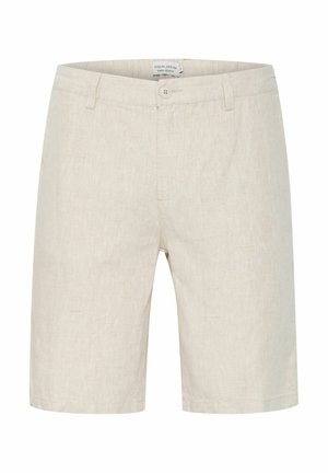 Shorts en lin beige avec un devant plat, un bouton à la taille et des poches latérales. Le tissu a une texture subtile et arrive aux genoux.