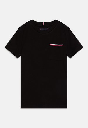 Czarny bawełniany T-shirt z krótkimi rękawami i kieszonką ozdobioną czerwono-białym paskiem. Okrągły dekolt i standardowy krój.