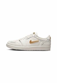 - Sneakersy niskie