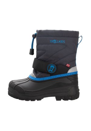 Schwarzer und blauer isolierter Winterstiefel für Kinder mit verstellbarem Riemen, Kordelzug oben und norwegischem Flaggenaufnäher an der Seite.