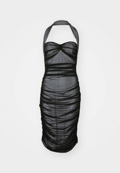 Robe noire sans bretelles faite d'un tissu transparent et texturé avec des détails froncés. Présente un décolleté halter et un design froncé sur l'ensemble.