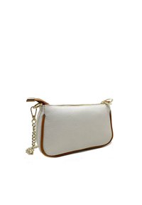 Borsa a tracolla in pelle bianca con finitura testurizzata, hardware della cerniera dorato e un accento bronzo lungo il bordo. Include una tracolla a catena staccabile.