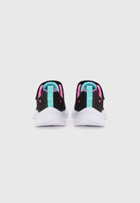 Zwarte sport schoenen met roze en turkoois accenten, voorzien van een gladde bovenkant, verstelbare klittenbandsluiting en een gestructureerde witte zool.