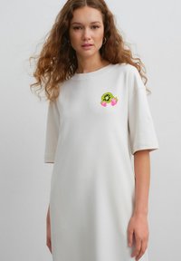 Next TALL FIT - SHORT SLEEVE CREW NECK BACK GRAPHIC MIDI  - Dzsörzéruha - off white cream fruit graphic