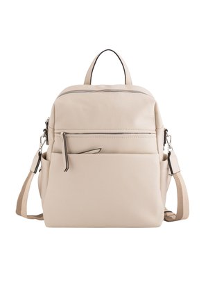 Beige Leder-Rucksack mit einem Tragegriff, verstellbarem Riemen, vorderer Reißverschlusstasche und strukturiertem Oberflächenfinish. Mit silberfarbenen Hardware-Elementen.