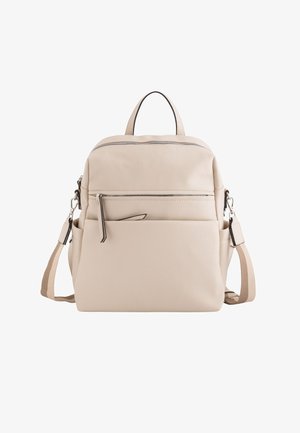 Mochila de cuero beige con un asa en la parte superior, correa ajustable, bolsillo delantero con cremallera y superficie texturizada. Presenta acentos de hardware en plata.