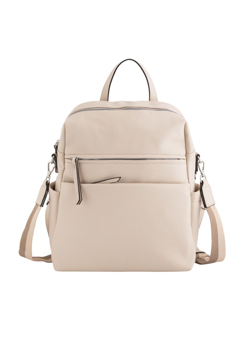 Sac à dos en cuir beige avec une poignée supérieure, une sangle ajustable, une poche zippée à l'avant et une surface texturée. Accents en métal argenté.