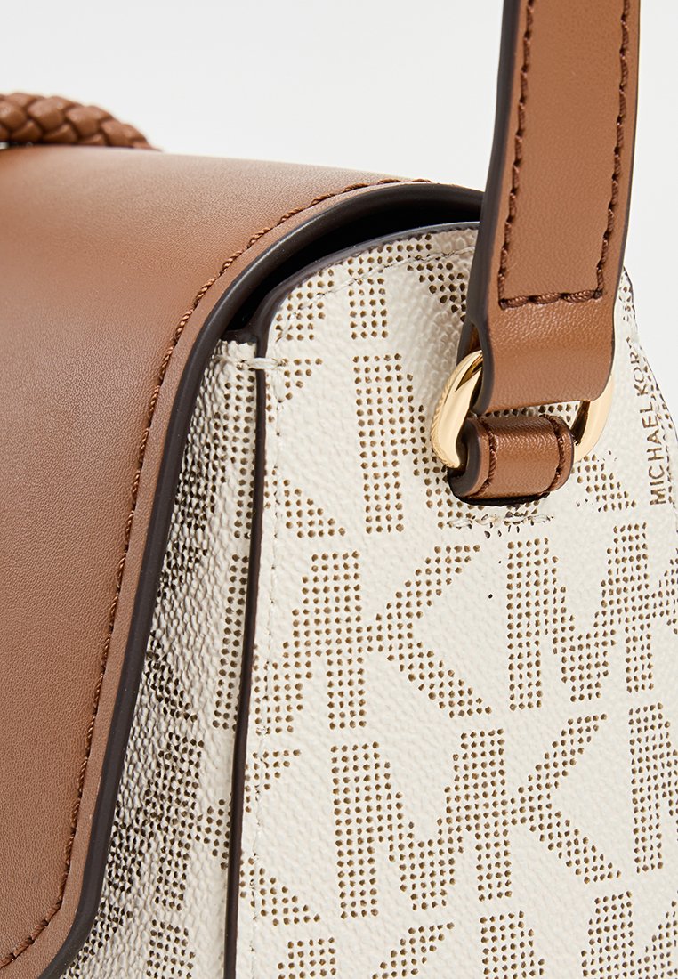 Sac à main en cuir marron avec un extérieur texturé blanc présentant des motifs de logo perforés et une bandoulière tressée. Comprend des accents en métal doré.