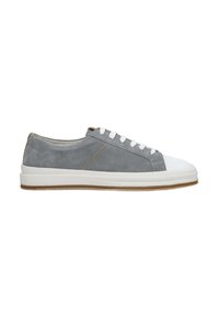Szare zamszowe sneakersy z białą gumową osłoną palców, białymi sznurówkami i brązowym akcentem na pięcie. Płaska podeszwa z teksturowanymi detalami.