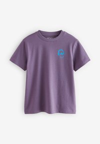 Lila Baumwoll-T-Shirt mit einem kleinen blauen Totenkopfdesign mit Kopfhörern auf der Brust. Kurze Ärmel und ein Rundhalsausschnitt.