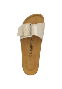 Sandale à glisser beige avec une lanière en patent brillant dotée d'une boucle carrée. La semelle intérieure est rembourrée avec une texture en cuir suédé et le logo de la marque est visible.