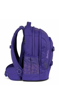 Lila Rucksack mit einem strukturierten Design, gepolsterten Trägern und Seitentaschen. Verfügt über verstellbare Träger und eine strapazierfähige Stoffkonstruktion.