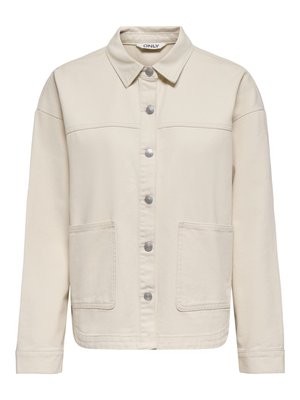 Veste beige boutonnée avec col, manches longues, deux poches plaquées devant et détails de couture visibles.