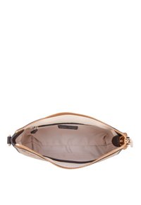 Busta con interno in tessuto beige; il materiale esterno sembra marrone testurizzato con hardware dorato e una zip a contrasto.