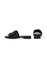 Zwarte leren slidersandalen met een platte zool, voorzien van een brede band versierd met een glanzende donkerbruine accenten. Minimalistisch ontwerp.