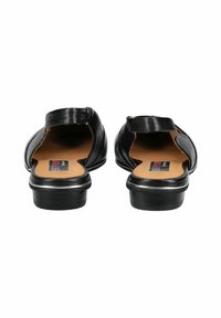 Sandalias de cuero negro con un tacón bajo, diseño de espalda abierta y un ligero brillo. El interior cuenta con una plantilla color marrón y un detalle del logo.