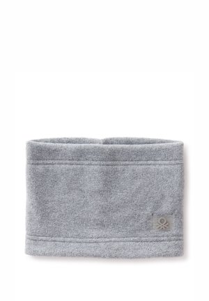 Grauer Fleece-Halswärmer mit weicher Textur, einer eingenähten Naht oben und einem Logopatch an der Seite für zusätzliche Details.