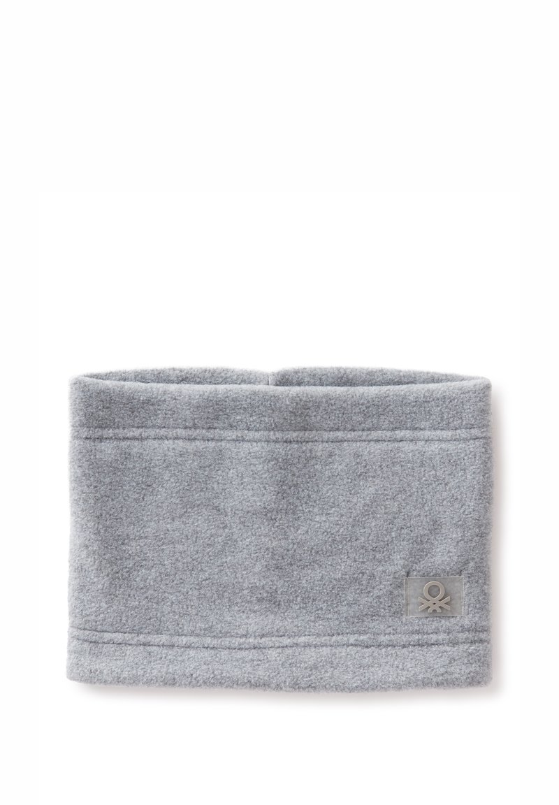 Sciarpa collo in pile grigio dalla texture morbida, con una cucitura cucita sulla parte superiore e una patch logo sul lato per un dettaglio aggiuntivo.