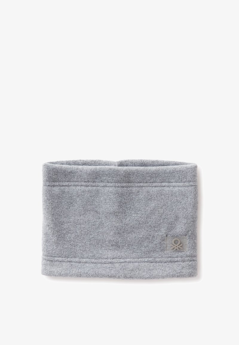 Sciarpa collo in pile grigio dalla texture morbida, con una cucitura cucita sulla parte superiore e una patch logo sul lato per un dettaglio aggiuntivo.