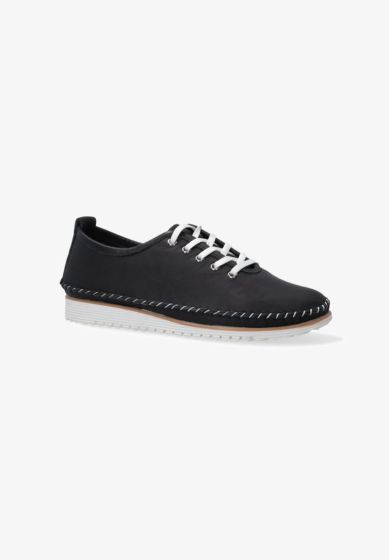 Schwarzer Lederschuh mit weißen Schnürsenkeln, der ein genähtes Design entlang der Sohle und eine strukturierte Oberseite aufweist. Weiße Gummisohle.