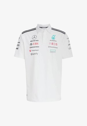 Weißes Polohemd mit kurzen Ärmeln, versehen mit Logos in Schwarz, Grün und Rot. Es hat einen klassischen Kragen und drei schwarze Streifen auf den Schultern.