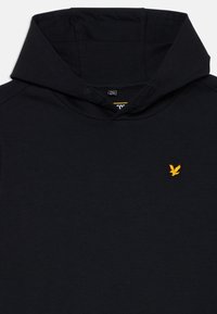 Felpa nera con cappuccio realizzata in morbido tessuto, dotata di tasca a canguro e di un piccolo logo di aquila gialla sul petto. Design semplice e classico.
