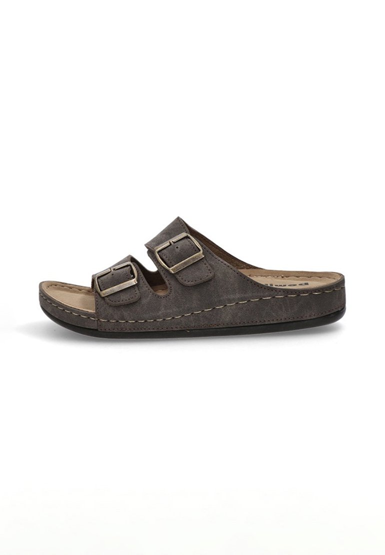 Sandalia deslizante de cuero marrón con dos correas ajustables de hebilla, parte superior texturizada y plantilla acolchada. Suela plana con ligero soporte para el arco.