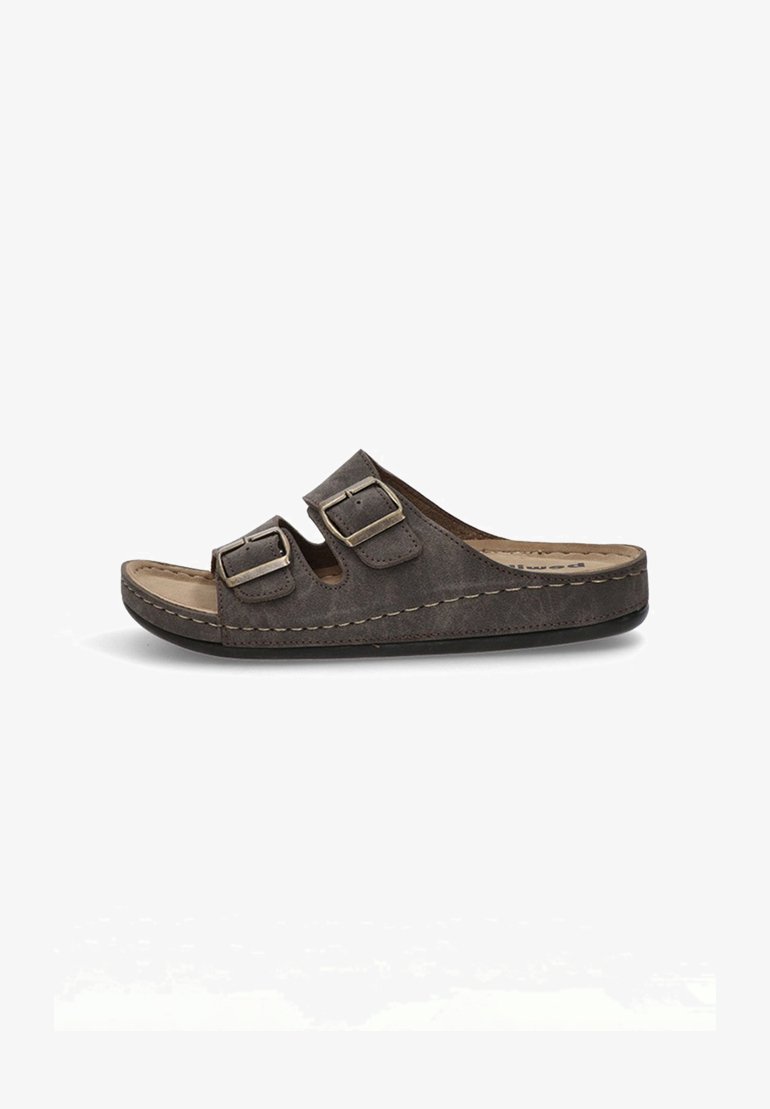 Sandalia deslizante de cuero marrón con dos correas ajustables de hebilla, parte superior texturizada y plantilla acolchada. Suela plana con ligero soporte para el arco.