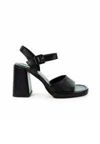 Czarna sandał na wysokim obcasie z grubym słupkiem, odkryty czubek i regulowany pasek na kostkę. Wykonany z gładkiej skóry o minimalistycznym designie.