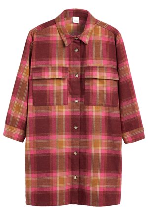 Veste-chemise à manches longues avec un motif à carreaux rouge, rose et orange, dotée de deux poches à rabat sur la poitrine.