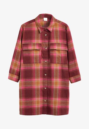 Veste-chemise à manches longues avec un motif à carreaux rouge, rose et orange, dotée de deux poches à rabat sur la poitrine.