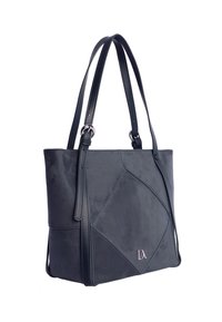 Bolso tote de ante gris con diseño de panel geométrico, asas dobles y herrajes plateados. Presenta una textura suave y un detalle del logo en relieve.