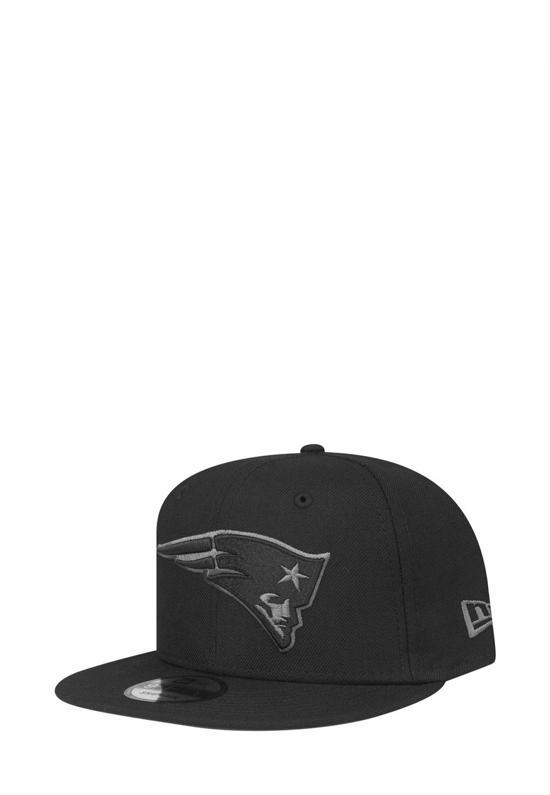 Casquette de baseball noire à visière plate, ornée d'un logo brodé gris des New England Patriots et d'un logo sur le côté, fabriquée en tissu lisse.