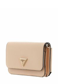 Sac bandoulière rectangulaire texturé beige de la marque Guess avec plaque logo triangulaire dorée et fermeture à rabat, présenté légèrement en angle droit.