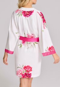 Kwiatowy kimono w miękkim białym materiale, z różowymi nadrukami piwonii, szerokim różowym paskiem i koronkowymi akcentami na rękawach.