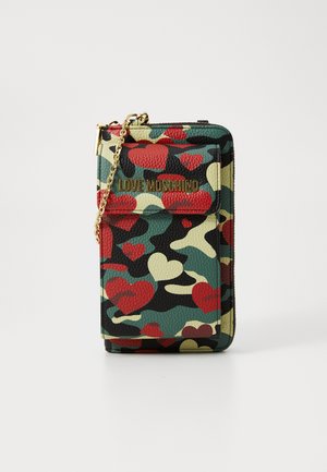Portefeuille noir et vert texturé avec un motif camouflage de cœurs rouges et dorés. Il présente un logo "Love Moschino" doré et une chaîne. Fermeture éclair.