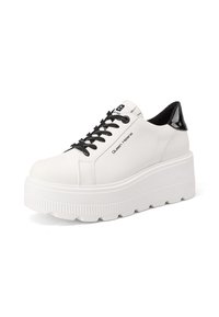 Sneaker platform bianche con suola testurizzata, tomaia in pelle liscia, lacci neri e dettagli lucidi neri sul tallone. Nome del marchio visibile.