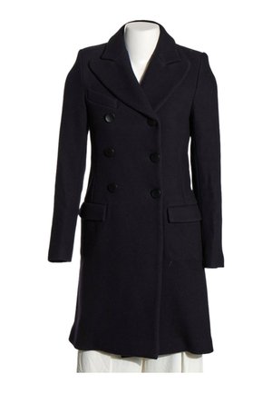 Manteau en laine bleu marine foncé à double boutonnage avec de larges revers, six boutons noirs, deux poches à rabat et manches longues sur un mannequin blanc.